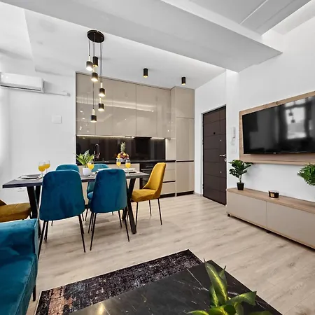 In Near Center Waterfront * Πούλα