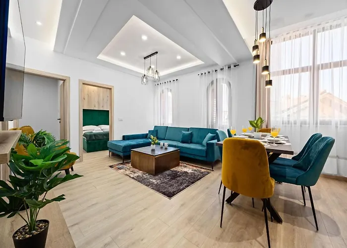 In Near Center Waterfront * Πούλα