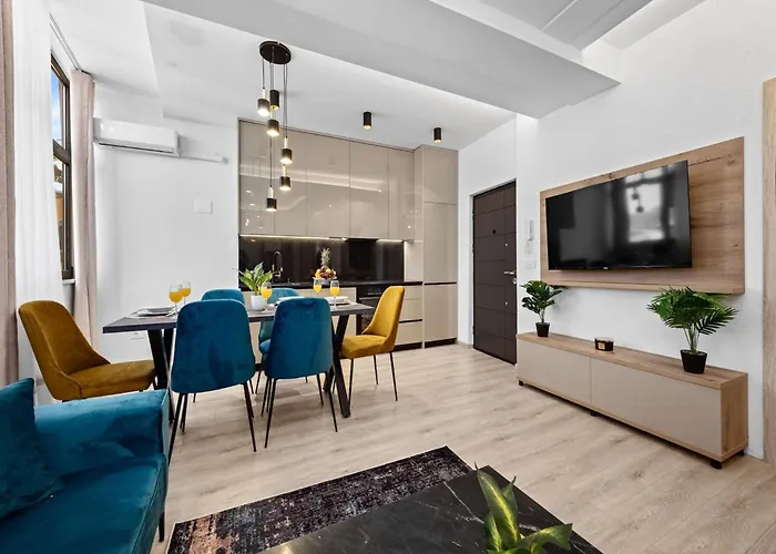 In Near Center Waterfront * Πούλα