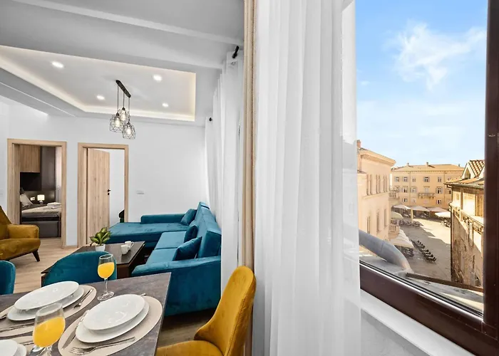 In Near Center Waterfront * Πούλα